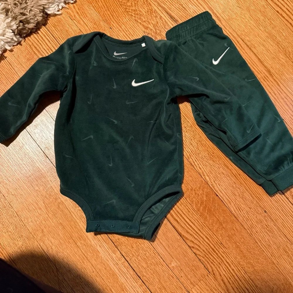 Nike Dark Green Infant Bodysuit and Shorts Set - Picture 3 of 3